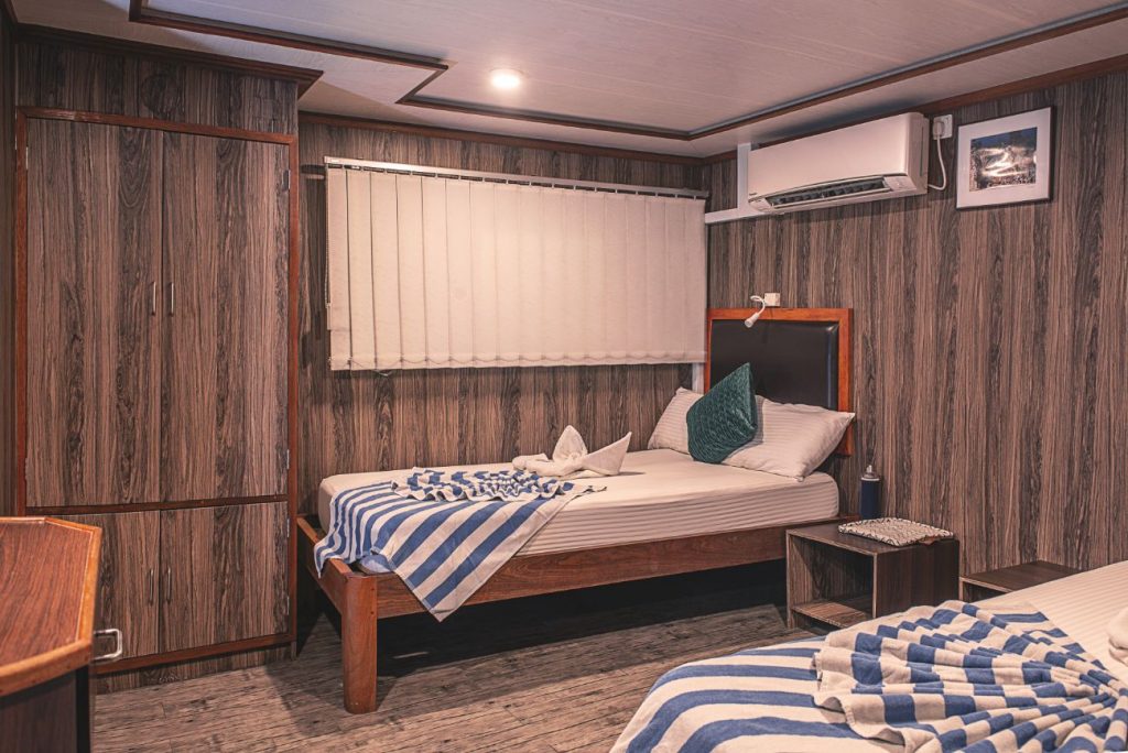 Room 13 _ 15 - Upper Deck (2)