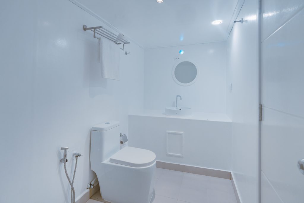 Room 10 Bathroom Upper Deck (2)