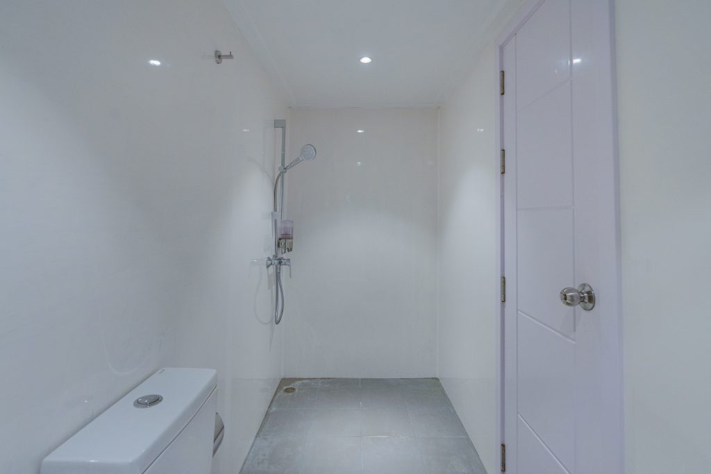 Room 8 Bathroom Lower Deck (2)